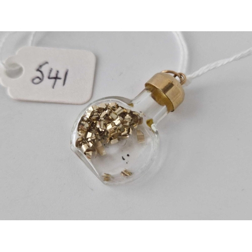 541 - A mounted bottle charm with gold flakes inside, 9ct