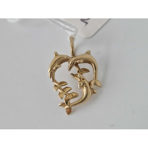 542 - A heart shaped pendant with dolphins, 14ct, 2.2 g