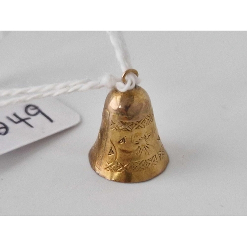 549 - An oriental decorative bell charm, 14ct