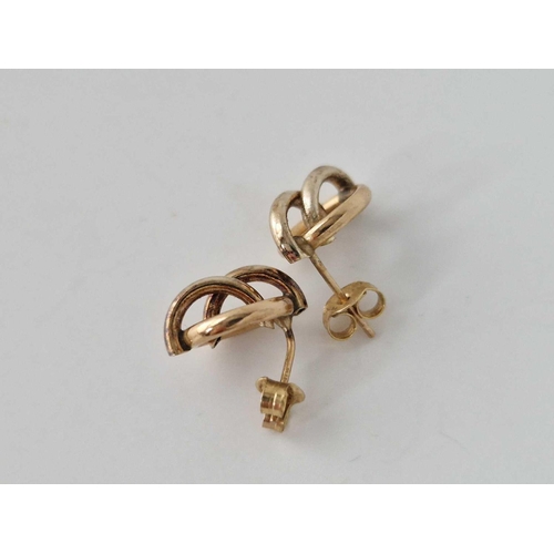 558 - A pair of knot ear studs 9ct 1.1 gms