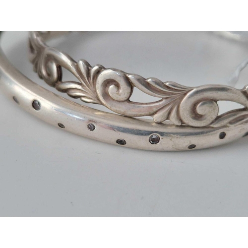 581 - Two silver bangles, 28 g.