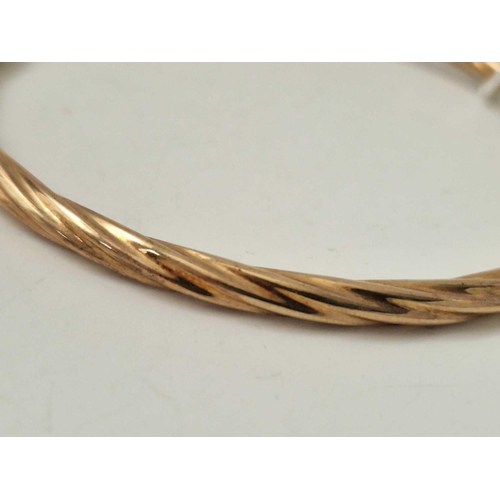 586 - A 9ct bangle, 4.6 g