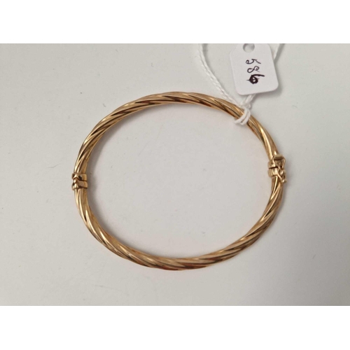 586 - A 9ct bangle, 4.6 g