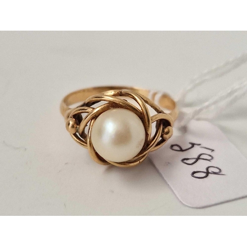 588 - A pearl set ring, 18ct, size R, 3.6 g