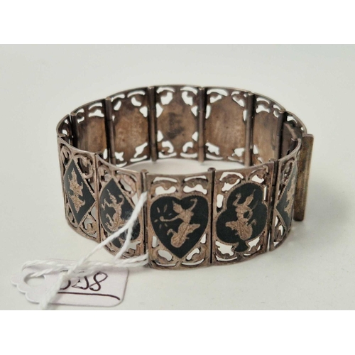 598 - A Siamese silver bracelet, 30 g