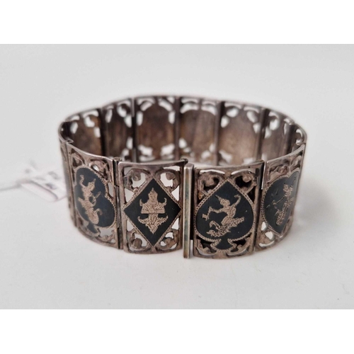 598 - A Siamese silver bracelet, 30 g