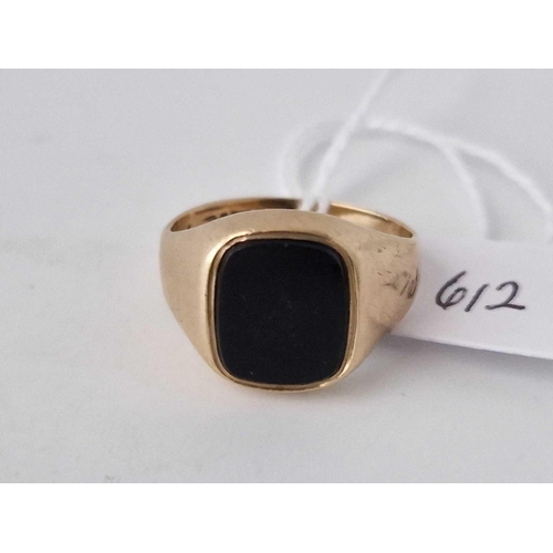 612 - A gents onyx ring, 9ct, size Q, 6 g.