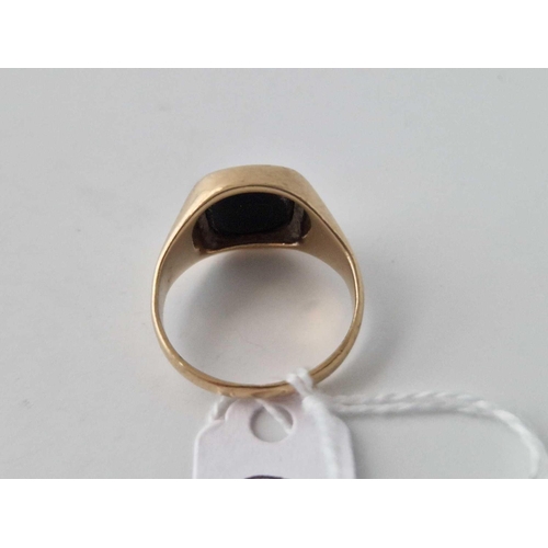 612 - A gents onyx ring, 9ct, size Q, 6 g.