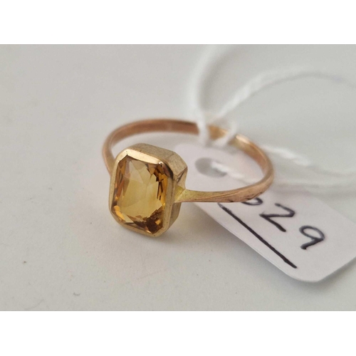 629 - A single stone cushion shaped citrine ring 9ct size N