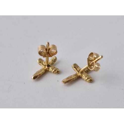 634 - A pair of x shape ear studs, 18ct hallmarked, 1.2 g