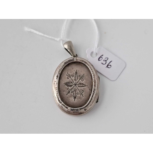 636 - A silver locket pendant