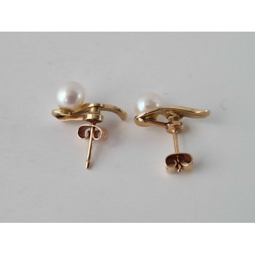 638 - A pair of pearl earrings, 14ct, 3.6 g