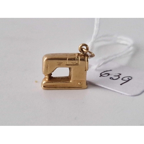 639 - A sewing machine charm, 18ct