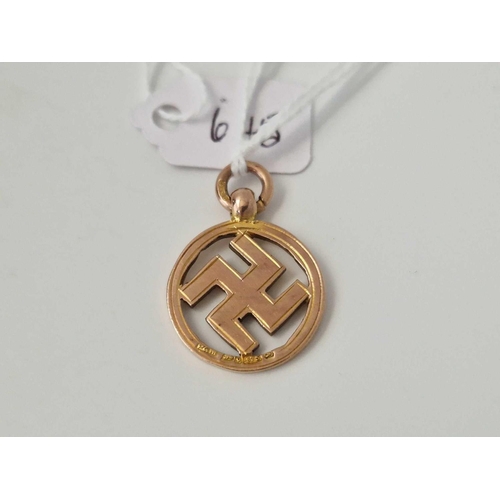 645 - A swastika fob, 9ct, 3.7 g