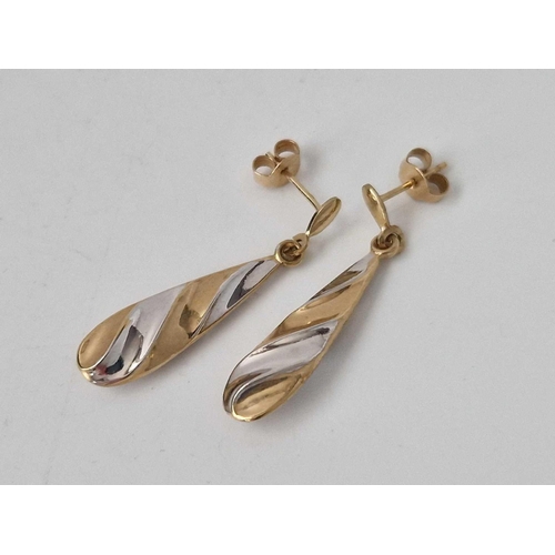 655 - A pair of two colour drop earrings, 9ct, 1.5 g