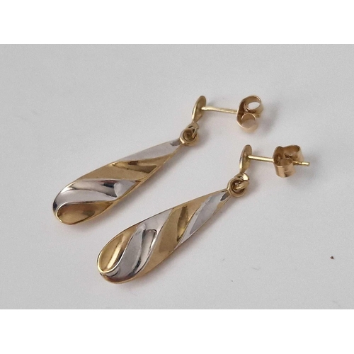 655 - A pair of two colour drop earrings, 9ct, 1.5 g