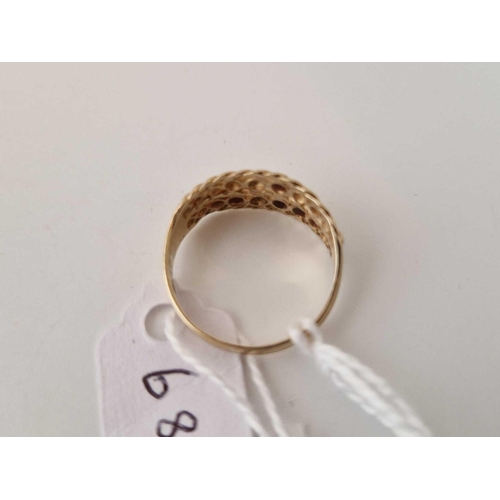 680 - A 9ct ring with twisted and bead decoration size N