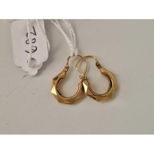 682 - A pair of hoop earrings, 9ct, 1.1 g