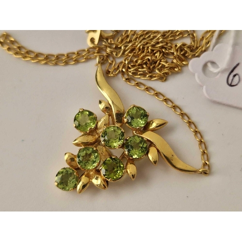 684 - A PERIDOT PENDANT NECKLACE, 18ct, 16 inch, 10 g.