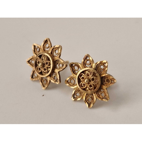 686 - A pair of fancy star shaped earrings, 9ct, 1.7 g.