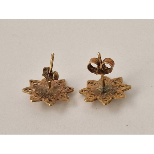 686 - A pair of fancy star shaped earrings, 9ct, 1.7 g.