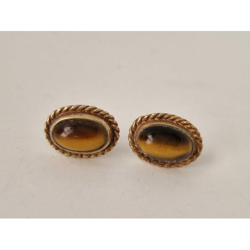 687 - A pair of cat�s eye earrings, 9ct, 2.9 g.