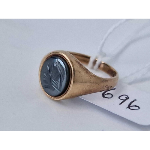 696 - A gents signet ring, 9ct, size M, 3.4 g