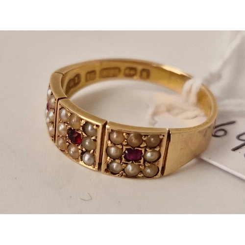 698 - An antique ruby and pearl ring, 15ct, size P, 3.6 g