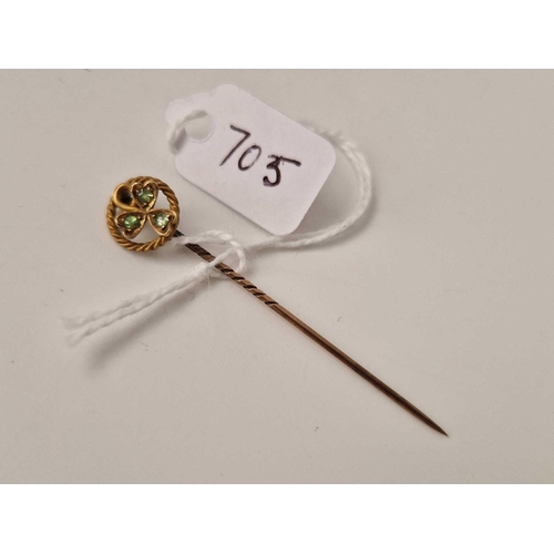 705 - A shamrock terminal stick pin with peridot, 15ct