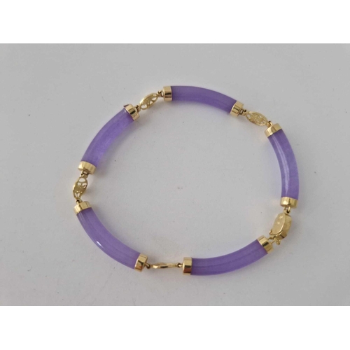 78 - A Lavender jade and 14ct gold bracelet