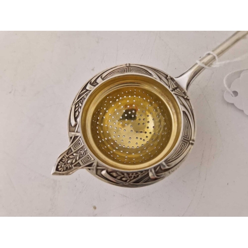 817 - An Art Deco style Continental (800 standard) tea strainer with gilt bowl, 7.5