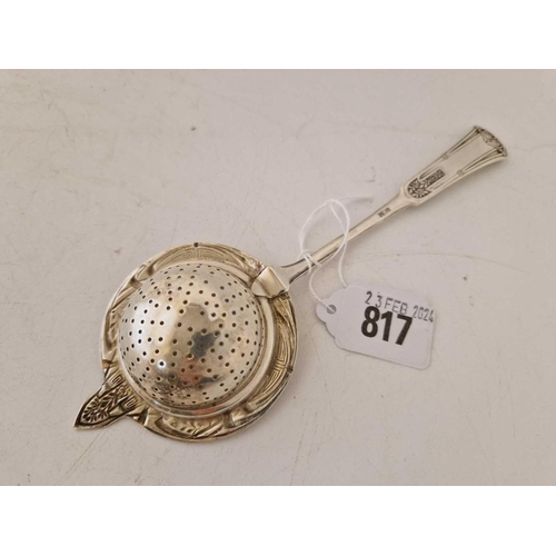 817 - An Art Deco style Continental (800 standard) tea strainer with gilt bowl, 7.5