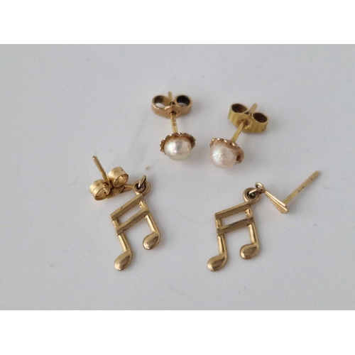 82 - Two pairs of earrings 9ct on ex pearl one musical note