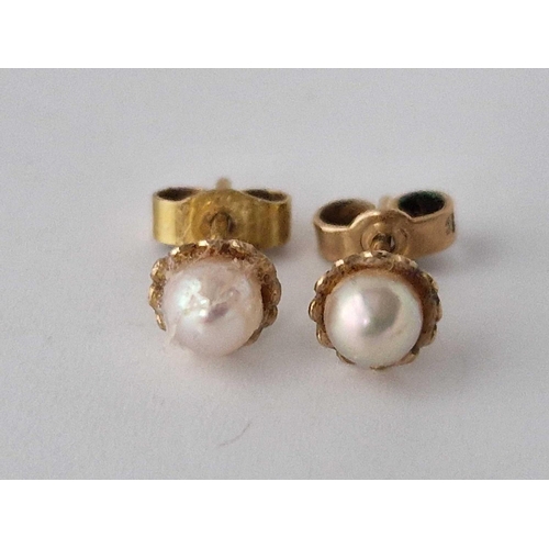 82 - Two pairs of earrings 9ct on ex pearl one musical note