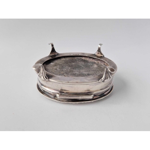 838 - An oval jewel box with hinged cover and four pad feet, 3.5