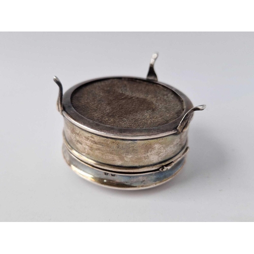 839 - A circular ring box with hinged cover and three pad feet, 2.5