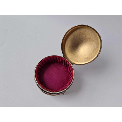 839 - A circular ring box with hinged cover and three pad feet, 2.5