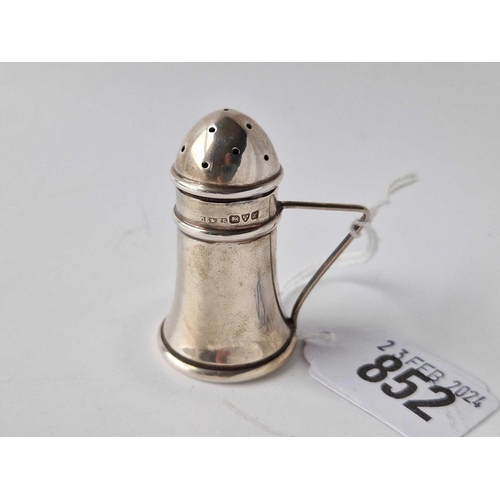 852 - A kitchen pepper with angular handle, 2