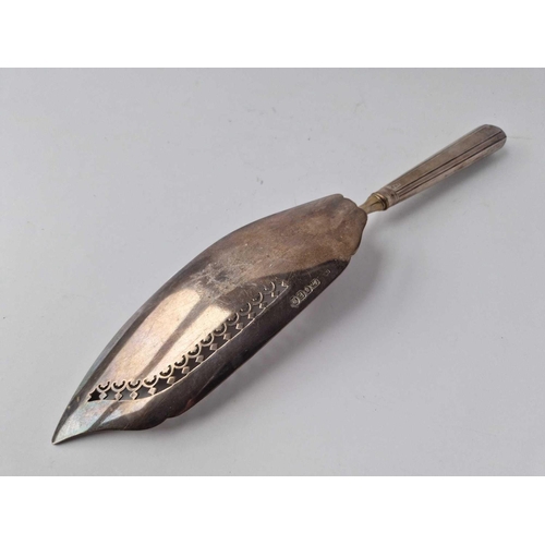 886 - George III fish slice with pierced blade 12 in long. London 1800 By AK