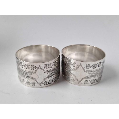 893 - Good boxed pair of napkin rings with plain cartouche. Sheffield 1912