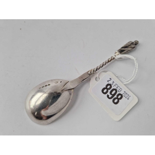 898 - Victorian apostle top caddy spoon. London 1868  By H H?