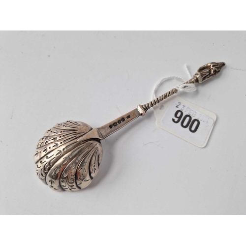 900 - Apostle top siter spoon with shell bowl. London 1883 33 gm