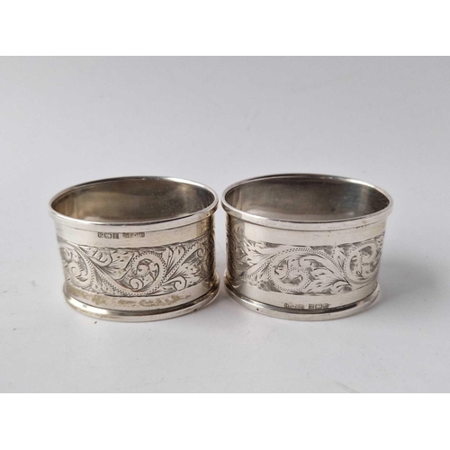 913 - Pair of oval napkin rings engraved with scrolls. Birmingham 1950. 38 gm