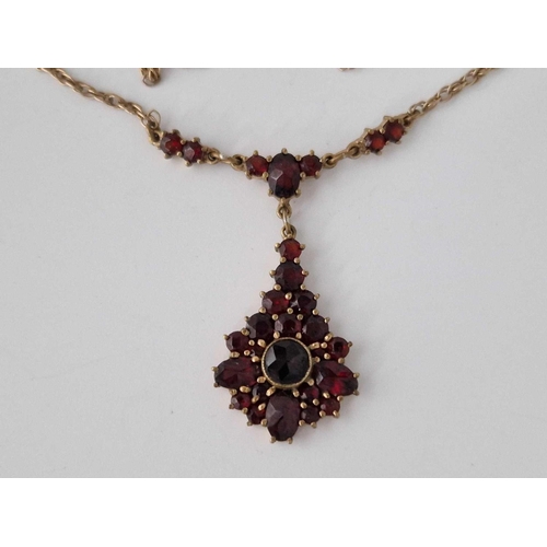 92 - A garnet necklace 9ct 18 inch 6 gms