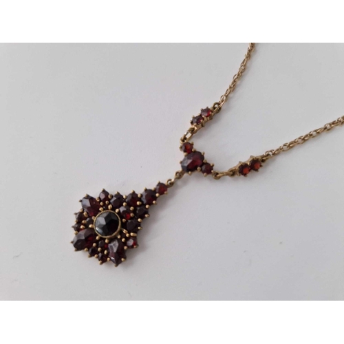 92 - A garnet necklace 9ct 18 inch 6 gms