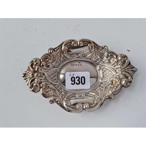 930 - A shaped oval sweet dish with embossed border, 5.5