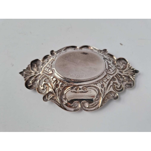 930 - A shaped oval sweet dish with embossed border, 5.5