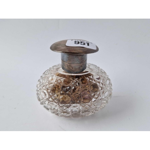 951 - Oval scent bottle with cut glass body and stopper . Birmingham 1914. 3.5 in high