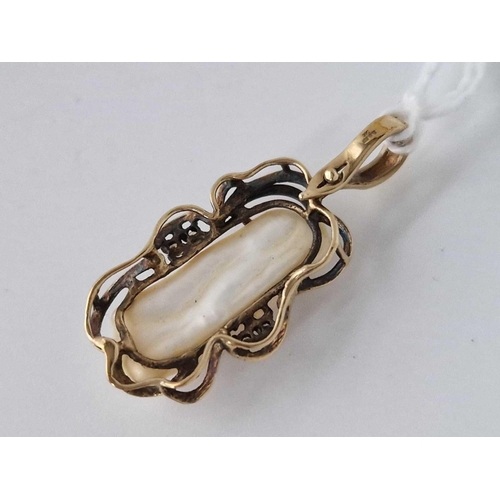 96 - A blister pearl pendant 9ct