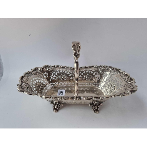 962 - edwardian cake basket with pierced sides and cast handle.12 in long Goldsmiths Co London 1910. 530 g... 